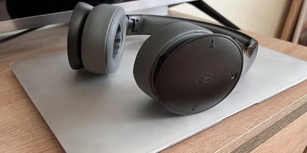Best Student Headphone With Microphone 3 head 3